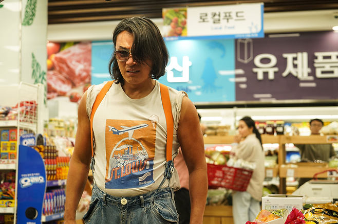 40대 남성인 상구는 무서운 표정을 짓고 다니긴 하지만 사실 이웃을 돕고 싶어 하는 따뜻한 마음을 지닌 인물이다. [NEW]