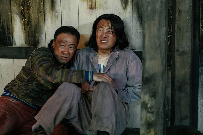 청년들은 두 사람에게 공포를 느끼며 죽이려 달려들지만, 사실 이 상황에서 가장 큰 무서움을 느끼는 건 재필과 상구다. 이들의 입장에서 보면 자신은 가만히 있었는데, 외부인이 계속해서 자기를 악의 근원으로 지목하고, 처단하려 달려드는 것이기 때문이다. [NEW]