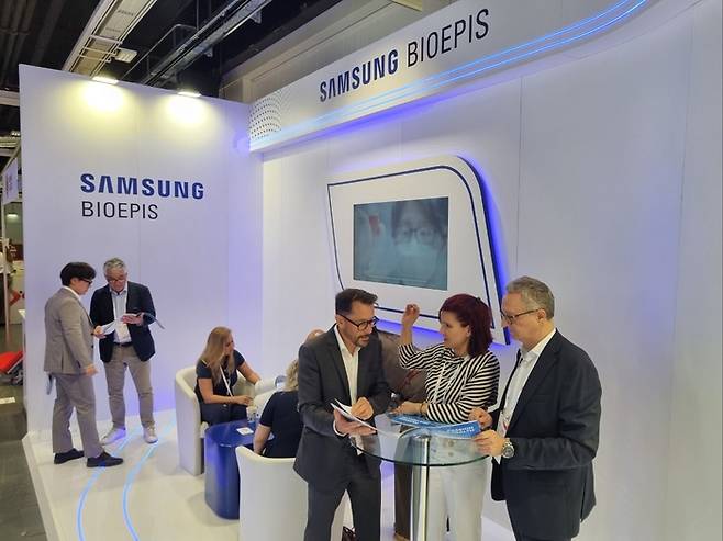 지난 4~7일(현지시간) 열린 유럽신장학회에서 삼성바이오에피스가 부스를 열고 현지 의료진 등에게 에피스클리를 알리고 있다. [삼성바이오에피스]