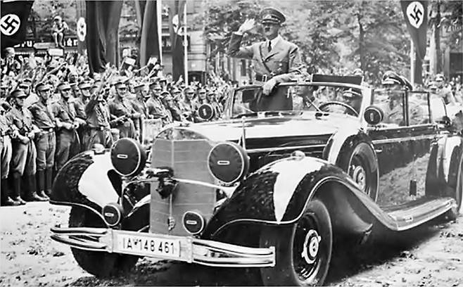 방탄차를 탄 히틀러 [사진출처=위키미디어]