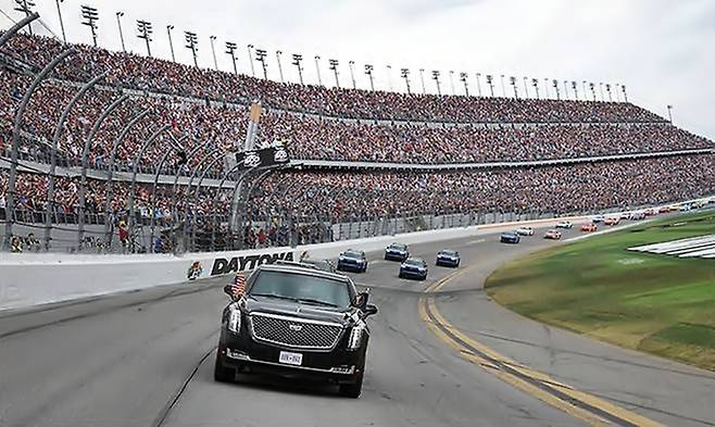 자동차경주 트랙을 돌고 있는 트럼트 대통령 전용차 ‘캐딜락 원’ [사진출처=연합뉴스]