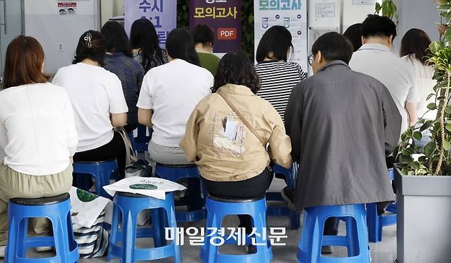 학부모와 수험생들이 8일 서울 성북구 강북종로학원(성북)에서 열린 ‘2026 6월 모의평가 토대 수시·정시 지원전략 특집 설명회’에 참석해 임성호 종로학원 대표이사의 입시 지원 전략 설명을 경청하고 있다. 이날 설명회는 지난 4일 실시된 6월 평가원 모의고사 결과 분석을 토대로 2026학년도 합격선 예측 등이 다뤄졌다.  2025.06.08 [김호영 기자]