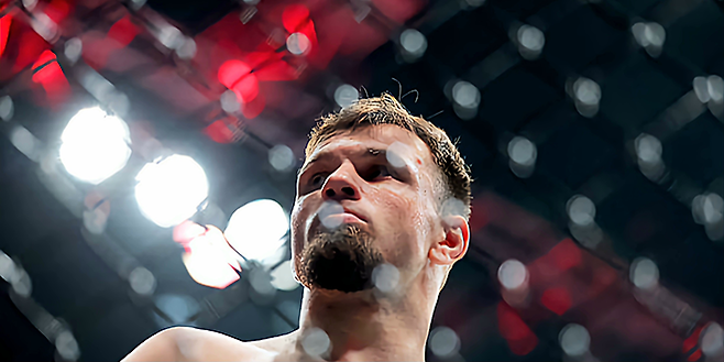 2018-19 미국대학스포츠협회 3부리그 레슬링선수권대회 동메달리스트 마크 초인스키가 2025년 6월 미국 뉴저지주 뉴어크 프루덴셜 센터 UFC 316 제1경기 패배 후 옥타곤을 나가고 있다. 빅리그 데뷔전에서 종합격투기 첫 패배를 당했다. 사진=Getty Images=연합뉴스 제공