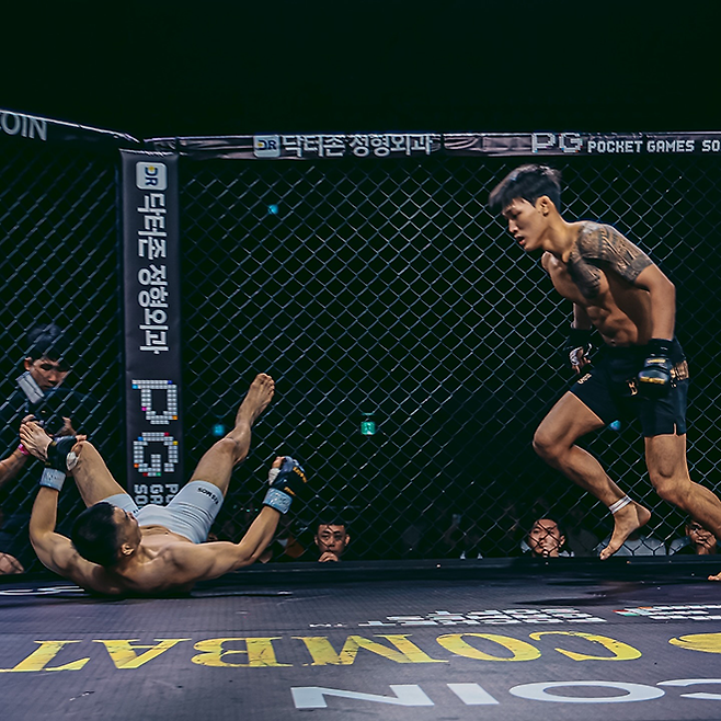 ‘영보스’ 박어진이 2024년 9월 고려대학교 화정체육관 블랙컴뱃 12 라이트급 경기에서 대한민국 UFC 7호 파이터 ‘코리안 불도저’ 남의철한테 다운을 뺏은 다음 후속 공격을 위해 접근하고 있다. 사진=이데아 파라곤