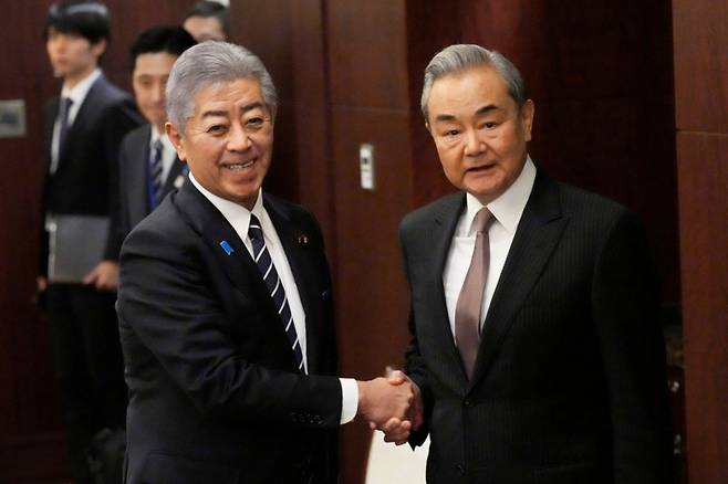 왕이 중국 외교부장과 이와야 다케시 일본 외무상이 3월 22일(현지시간) 도쿄 외무성 이쿠라 공관에서 한중일 외교장관 회의를 마친 뒤 악수를 하고 있다. 2025.03,23 /AFPBBNews=뉴스1