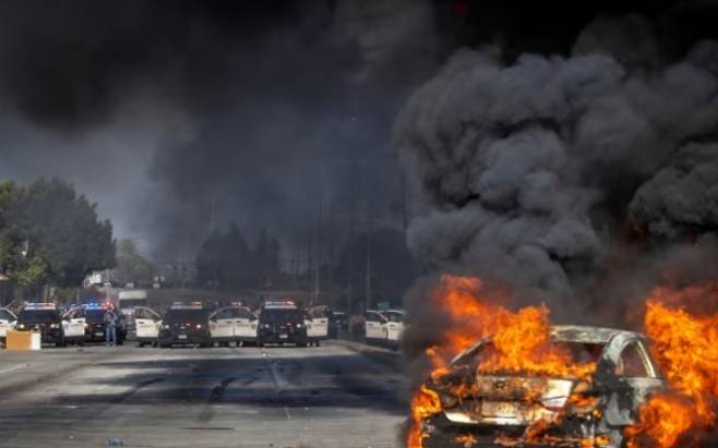 미국 로스앤젤레스(LA)에서 7일(현지시간) 이민세관단속국(ICE)이 이틀째 불법 체류자 단속에 나서면서 시위대와 충돌이 심화하고 있다. /사진=로이터