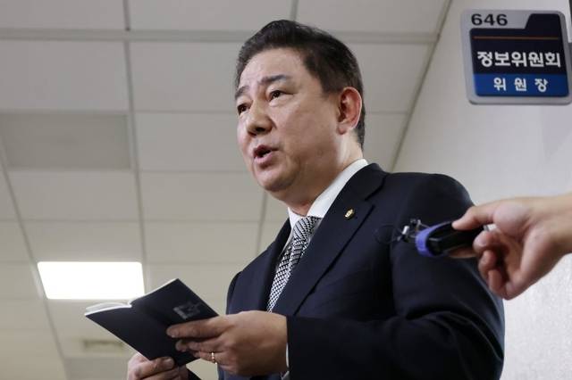 김병기 더불어민주당 의원이 지난해 12월 6일 오후 서울 여의도 국회에서 정보위원장과 홍장원 국가정보원 1차장 면담 내용을 브리핑하고 있다. 이날 일부 언론은 윤석열 대통령이 비상계엄을 선포한 지난 3일 홍장원 국정원 1차장에게 한동훈 국민의힘 대표를 체포하라고 직접 지시했다고 보도했다. 뉴시스