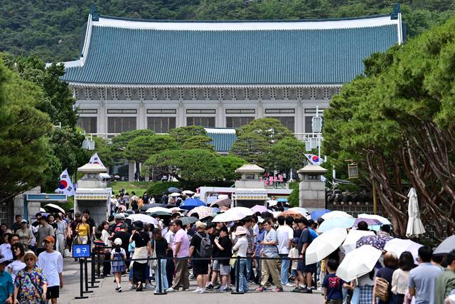 이재명 대통령이 대통령 집무실을 청와대로 다시 옮기겠다는 방침을 밝힌 가운데 8일 서울 종로구 청와대를 찾은 관람객들이 입장하기 위해 줄을 서고 있다. 문호남 기자