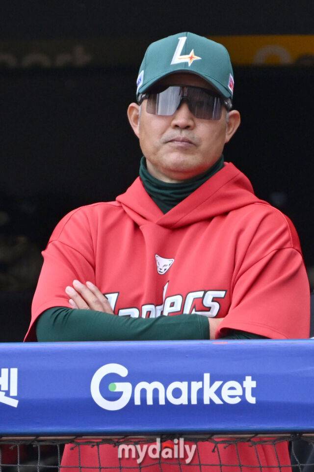 24일 인천 SSG랜더스필드에서 열린 '2025 신한 SOL BANK KBO리그' LG 트윈스와 SSG랜더스 경기. SSG 이숭용 감독이 타자를 지켜보고 있다./마이데일리