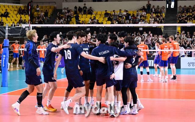 2025년 6월 7일 오후 충청남도 천안시 유관순체육관에서 '2025 남자배구 국가대표 평가전' 대한민국과 네덜란드의 경기가 열렸다.대한민국이 세트스코어 3-1(17-15, 25-21, 25-21, 25-23)로 승리한 뒤 기뻐하고 있다./천안=유진형 기자