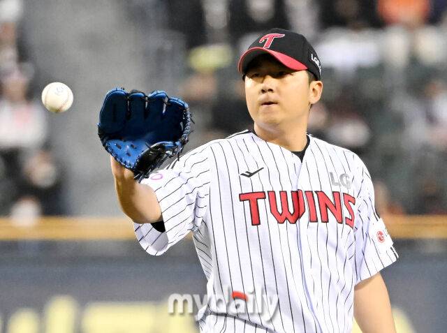 27일 오후 서울 잠실야구장에서 진행된 '2025 프로야구 KBO리그' LG 트윈스와 한화 이글스의 경기.LG 송승기가 선발등판 하고 있다./마이데일리