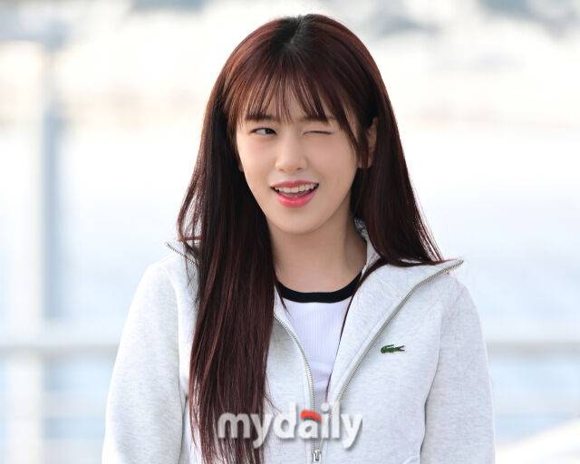 안유진이 나영석 PD의 옷을 뺏어 입어 화제다. / 마이데일리 DB