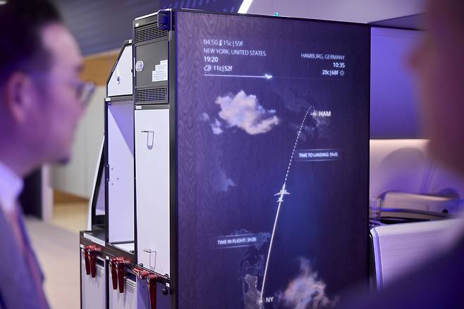 LG디스플레이가 ‘항공기 인테리어 엑스포 2025’에서 보잉 자회사인 ‘보잉 앙코어 인테리어스’와 함께 선보인 기내용 디스플레이 솔루션. 항공기용 디스플레이 최초로 샤이 테크가 적용됐다. [LG디스플레이 제공]