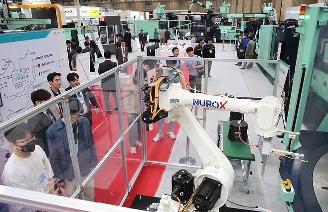 20일 부산 해운대구 벡스코에서 열린 ‘제12회 부산국제기계대전(BUTECH 2025)’을 찾은 관람객들이 디지털 전환기술이 적용된 다양한 제품을 살펴보고 있다. [연합]