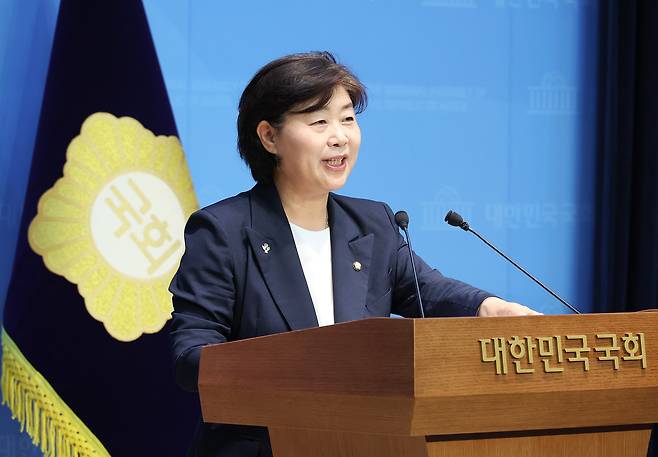 더불어민주당 차기 원내대표 선거에 출마한 서영교 의원이 8일 서울 여의도 국회 소통관에서 현안 관련 기자회견을 열고 발언하고 있다.  [연합]