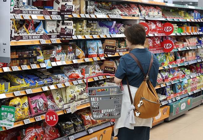 8일 서울 시내 한 대형 마트에 초콜릿이 진열돼 있다.[연합]