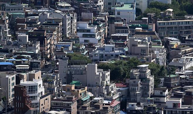 남산에서 바라본 용산구 지역의 빌라촌 모습. [이상섭 기자]