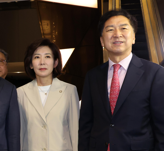 지난달 23일 서울 중구 더 플라자 호텔에서 열린 2025년 제3회 국가와 민족을 위한 조찬기도회에 참석한 나경원(왼쪽) 의원과 김기현 의원. [사진=임세준 기자]