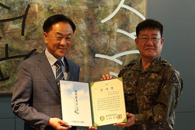 [구미=뉴시스] 김기홍 교학부총장이 육군참모총장 감사장을 받고 있다. (사진=구미대 제공) 2025.06.08 photo@newsis.com *재판매 및 DB 금지