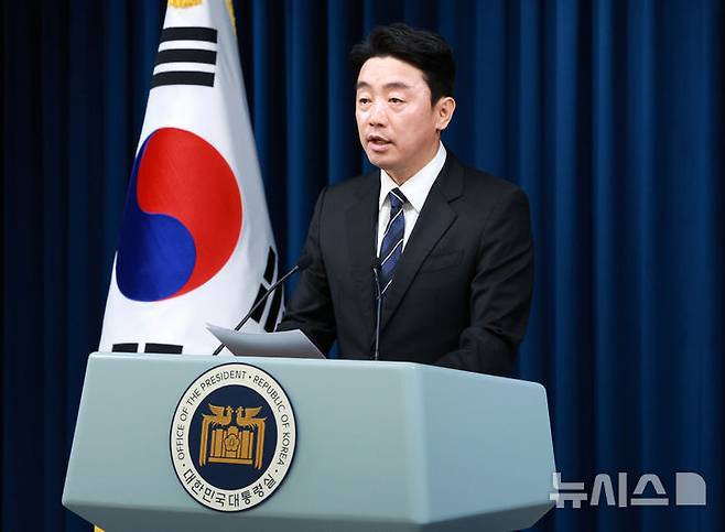 [서울=뉴시스] 고범준 기자 = 강훈식 비서실장이 6일 서울 용산구 대통령실 브리핑룸에서 조직개편안 방안 발표 브리핑을 하고 있다. 2025.06.06. bjko@newsis.com