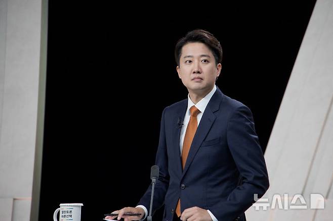 [서울=뉴시스] 국회사진기자단 = 이준석 개혁신당 대선후보가 27일 오후 서울 마포구 상암동 MBC 스튜디오에서 열린 중앙선거방송토론위원회 주관 제21대 대통령선거 3차 후보자토론회 준비를 하고 있다. 2025.05.27. photo@newsis.com