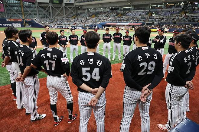 [서울=뉴시스] 프로야구 LG 트윈스 선수단이 6일 서울 고척스카이돔에서 열린 2025 신한 쏠뱅크 KBO리그 키움 히어로즈와의 경기를 앞두고 미팅을 진행 중이다. (사진=LG 트윈스 제공) 2025.06.06. *재판매 및 DB 금지
