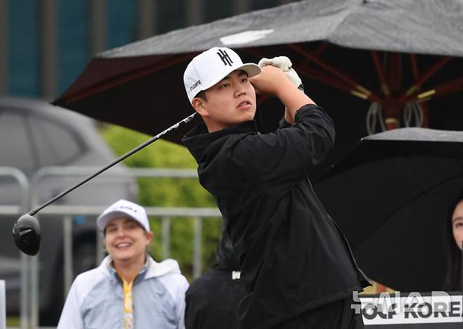 [인천=뉴시스] 전진환 기자 = 1일 인천 연수구 잭니클라우스CC에서 LIV 골프 코리아 프로암 경기에서 장유빈이 티샷을 하고 있다.  2025.05.01.  photo@newsis.com