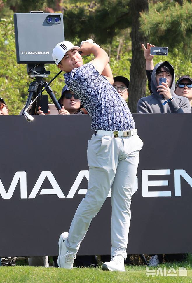 [인천=뉴시스] 전진환 기자 =  LIV 골프 코리아 1라운드 경기가 열린 2일 인천 연수구 잭니클라우스CC에서 장유빈이 4번홀 티샷을 하고 있다.  2025.05.02.  photo@newsis.com