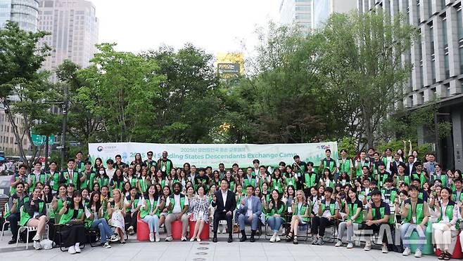 [서울=뉴시스] 김진아 기자 = 오세훈 서울시장이 8일 서울 종로구 광화문광장에서 '유엔 참전국 후손 교류캠프'에 참가 중인 6·25전쟁 참전국 후손들에게 '감사의 정원'을 소개 후 기념촬영을 하고 있다. 2025.06.08. bluesoda@newsis.com