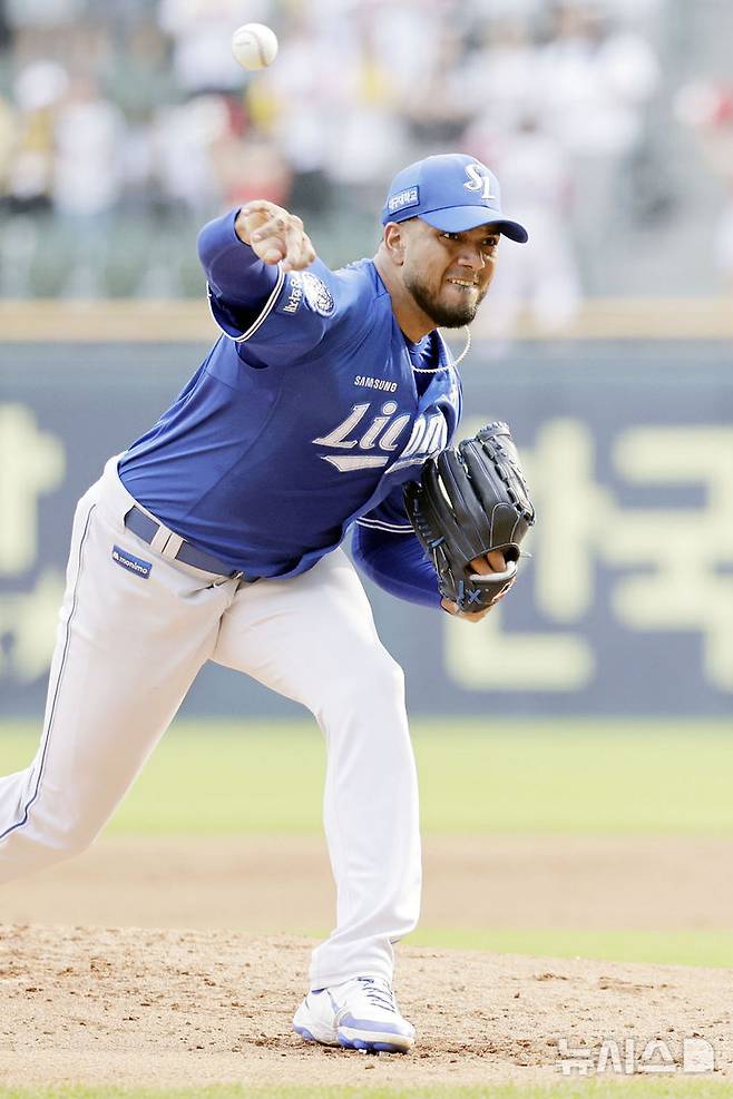 [서울=뉴시스] 최동준 기자 = 1일 서울 송파구 잠실야구장에서 열린 2025 KBO리그 삼성 라이온즈와 LG 트윈스의 경기, 삼성 선발 레예스가 역투하고 있다. 2025.06.01. photocdj@newsis.com