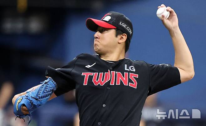 [서울=뉴시스] 김금보 기자 = 8일 서울 구로구 고척스카이돔에서 열린 프로야구 2025 KBO리그 LG 트윈스와 키움 히어로즈의 경기, 6회말 LG 선발 송승기가 역투하고 있다. 2025.06.08. kgb@newsis.com