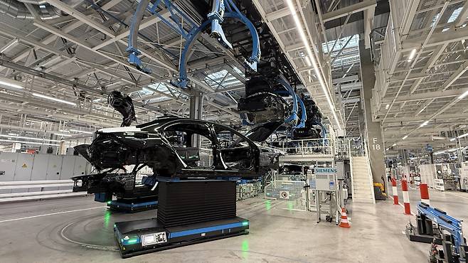 '팩토리56'에서 무인운반차량(AGV)이 S-클래스 차체를 옮기고 있다. 김주영 기자 촬영.