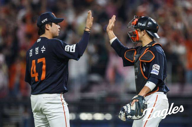 한화 김범수 7일 광주 KIA전에서 11회말 세이브를 거둔 뒤 포수 최재훈과 기뻐하고 있다. /한화 이글스 제공