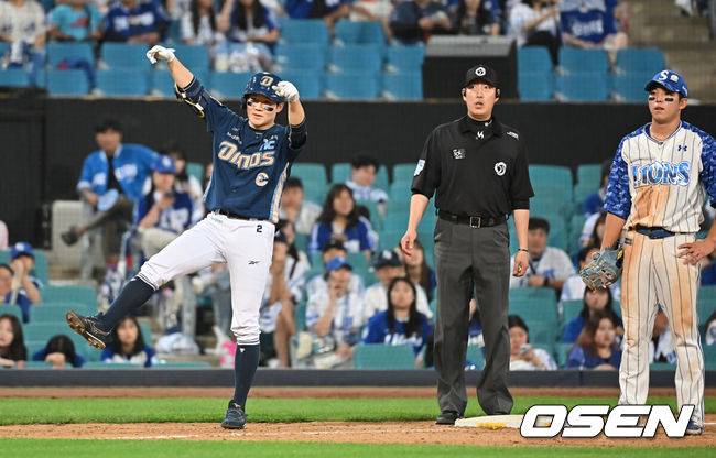 [OSEN=대구, 이석우 기자] 7일 대구삼성라이온즈파크에서 2025 신한 SOL 뱅크 KBO 리그 삼성 라이온즈와 NC 다이노스의 경기가 열렸다. 홈팀 삼성은 레예스가, 방문팀 NC는 신민혁이 선발 출전했다. NC 다이노스 박민우가 9회초 2사 1,2루 우익수 오른쪽 2타점 3루타를 치고 세리머니를 하고 있다. 2025.06.07 / foto0307@osen.co.kr