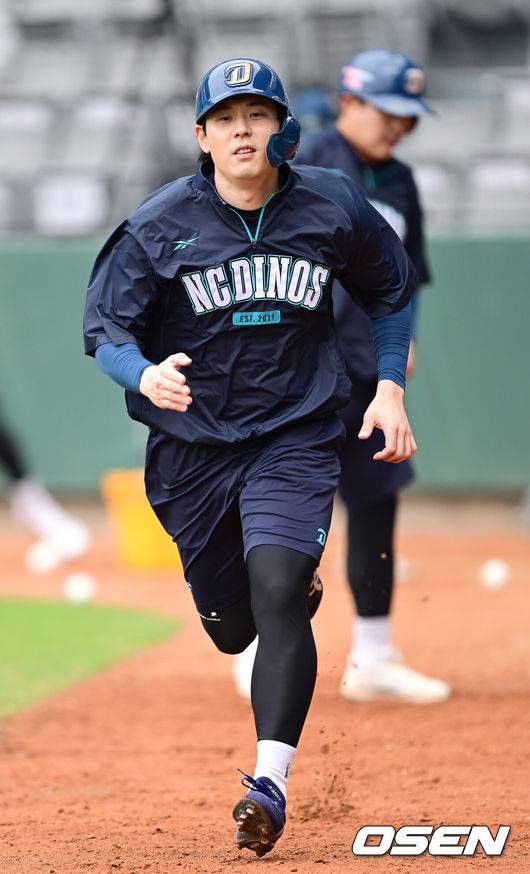 [OSEN=타이난(대만), 최규한 기자] 프로야구 NC 다이노스가 24일(한국시간) 대만 타이난 아시아-태평양 국제야구센터에 대만 프로야구팀 타이강 호크스와 연습경기를 가졌다.NC CAMP 2 타이난은 총 41명의 선수가 참여한다. 내달&nbsp;4일까지 대만프로야구(CPBL) 팀들과&nbsp;8경기 평가전을 통해 실전 감각을 끌어올릴 예정이다.NC 김성욱이 러닝 훈련을 펼치고 있다. 2025.02.24 / dreamer@osen.co.kr