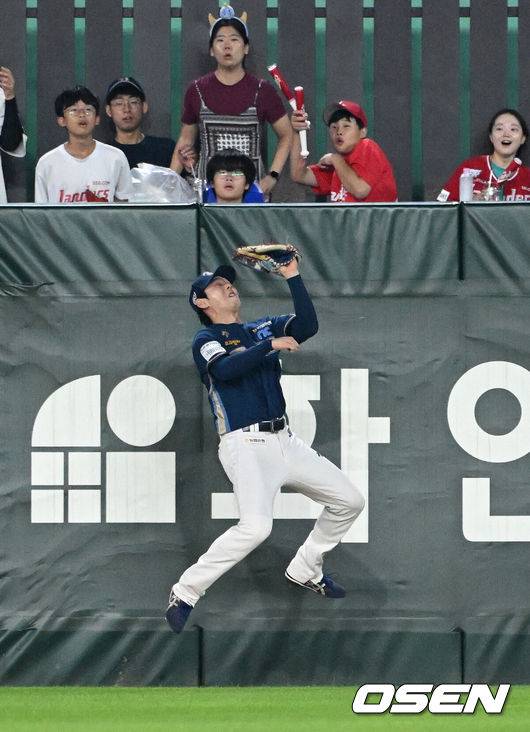 [OSEN=인천, 이대선 기자] 31일 오후 인천 SSG랜더스필드에서 ‘2024 신한 SOL Bank KBO리그’ SSG 랜더스와 NC 다이노스의 경기가 열렸다.SSG은 드류 앤더슨, NC는 신민혁을 선발로 내세웠다.8회말 1사에서 NC 김성욱이 SSG 하재훈의 타구를 잡고 있다. 2024.08.31 /sunday@osen.co.kr