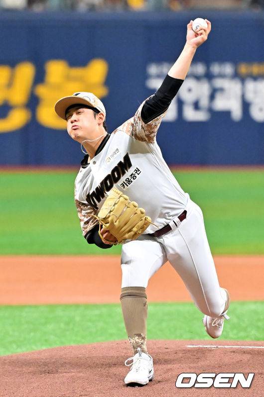 [OSEN=고척, 민경훈 기자] 8일 오후 서울 고척스카이돔에서 2025 신한 SOL Bank KBO리그 키움 히어로즈와 LG 트윈스의 경기가 열렸다.키움은 정현우, LG는 송승기를 선발 투수로 내세웠다.키움 선발 정현우가 마운드 위에서 힘차게 공을 뿌리고 있다. 2025.06.08 /rumi@osen.co.kr