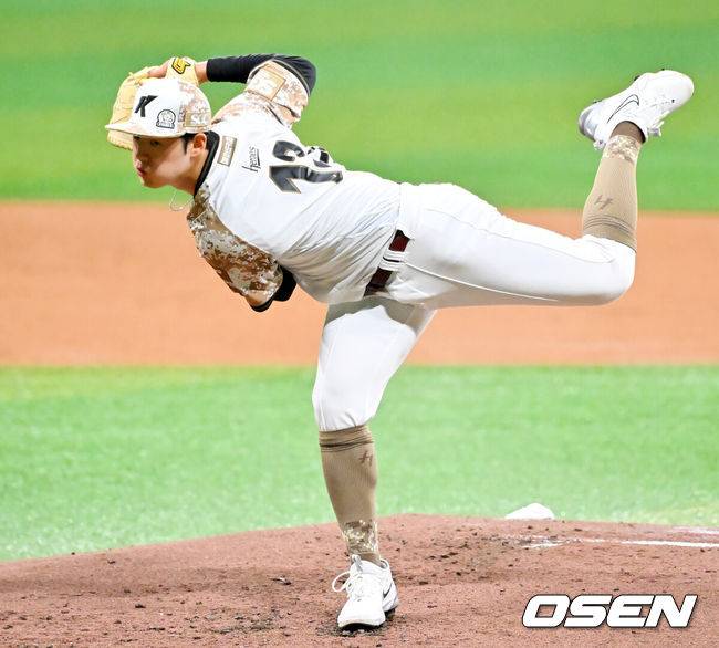 [OSEN=고척, 민경훈 기자] 8일 오후 서울 고척스카이돔에서 2025 신한 SOL Bank KBO리그 키움 히어로즈와 LG 트윈스의 경기가 열렸다.키움은 정현우, LG는 송승기를 선발 투수로 내세웠다.키움 선발 정현우가 마운드 위에서 힘차게 공을 뿌리고 있다. 2025.06.08 /rumi@osen.co.kr