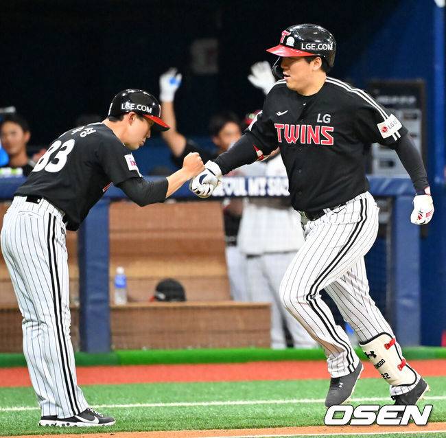 [OSEN=고척, 민경훈 기자] 8일 오후 서울 고척스카이돔에서 2025 신한 SOL Bank KBO리그 키움 히어로즈와 LG 트윈스의 경기가 열렸다.키움은 정현우, LG는 송승기를 선발 투수로 내세웠다.7회초 2사 주자 2루 LG 김현수가 우월 투런 홈런을 때린 후 그라운드를 돌며 기뻐하고 있다. 2025.06.08 /rumi@osen.co.kr