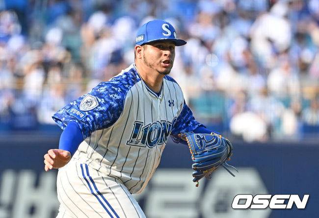 [OSEN=대구, 이석우 기자] 8일 대구삼성라이온즈파크에서 2025 신한 SOL 뱅크 KBO 리그 삼성 라이온즈와 NC 다이노스의 경기가 열렸다. 홈팀 삼성은 후라도가, 방문팀 NC는 신영우가 선발 출전했다. 삼성 라이온즈 선발 투수 후라도가 NC 다이노스 최정원의 타구를 바라보고 있다. 2025.06.08 / foto0307@osen.co.kr