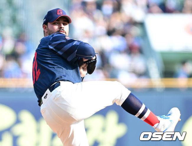 [OSEN=잠실, 최규한 기자] 8일 서울 잠실야구장에서 ‘2025 신한 SOL Bank KBO리그’ 두산 베어스와 롯데 자이언츠의 경기가 열렸다.홈팀 두산은 곽빈, 방문팀 롯데는 알렉 감보아를 선발로 내세웠다.1회말 롯데 선발 감보아가 힘차게 공을 뿌리고 있다. 2025.06.08 / dreamer@osen.co.kr