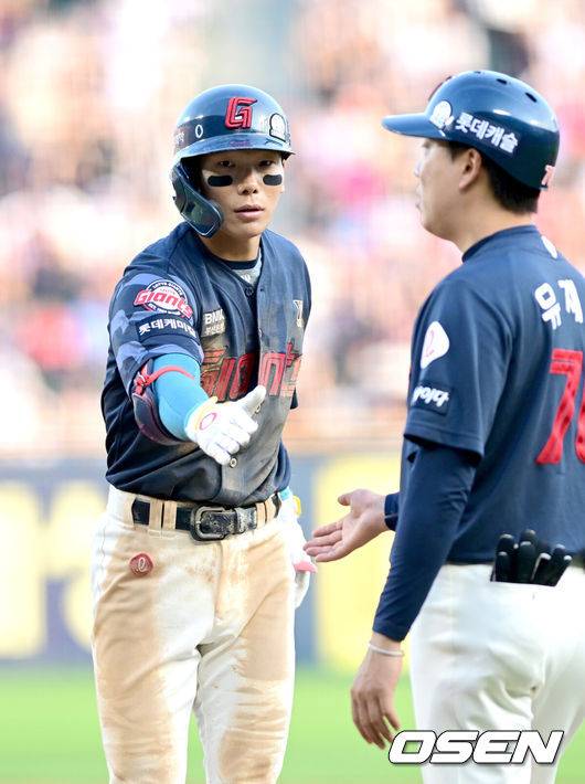 [OSEN=잠실, 최규한 기자] 8일 서울 잠실야구장에서 ‘2025 신한 SOL Bank KBO리그’ 두산 베어스와 롯데 자이언츠의 경기가 열렸다.홈팀 두산은 곽빈, 방문팀 롯데는 알렉 감보아를 선발로 내세웠다.7회초 1사 2루 상황 롯데 장두성이 달아나는 1타점 적시타를 날리고 1루에 안착해 기뻐하고 있다. 2025.06.08 / dreamer@osen.co.kr