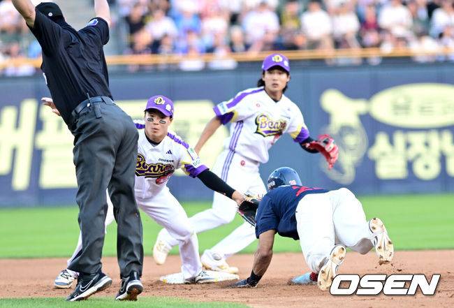 [OSEN=잠실, 최규한 기자] 8일 서울 잠실야구장에서 ‘2025 신한 SOL Bank KBO리그’ 두산 베어스와 롯데 자이언츠의 경기가 열렸다.홈팀 두산은 곽빈, 방문팀 롯데는 알렉 감보아를 선발로 내세웠다.7회초 2사 1, 3루 상황 롯데 전준우 타석 때 1루 주자 레이예스가 2루 도루를 시도, 상대 송구 실책을 틈타 세이프되고 있다. 이 실책 때 3루 주자는 홈 득점. 2025.06.08 / dreamer@osen.co.kr
