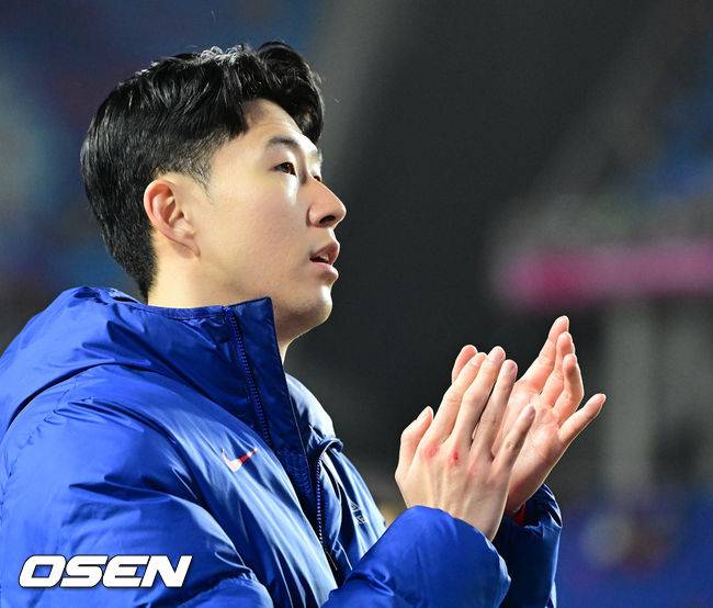 [OSEN=수원, 지형준 기자] 홍명보호가 이번에도 승리하지 못했다. 요르단과 아쉬운 무승부를 거두면서 3경기 연속 승점 1점을 추가하는 데&nbsp;만족해야 했다.홍명보 감독이&nbsp;이끄는 대한민국 축구대표팀은 25일 오후 8시 수원월드컵경기장에서 열린 2026 국제축구연맹(FIFA) 북중미 월드컵 아시아지역 3차 예선 B조 8차전에서 요르단과 1-1로 비겼다.이제 한국은 승점 16(4승 4무)으로 불안한 조 1위를 유지 중이다. 2위 요르단(승점 13), 한 경기 덜 치른 이라크(승점 12)와 격차가 크지 않다. 6월 A매치 결과에 따라 뒤집힐 가능성도 충분하다.경기를 마치고 대한민국 손흥민이 팬들에게 인사를 하고 있다. 2025.03.25 / jpnews@osen.co.kr