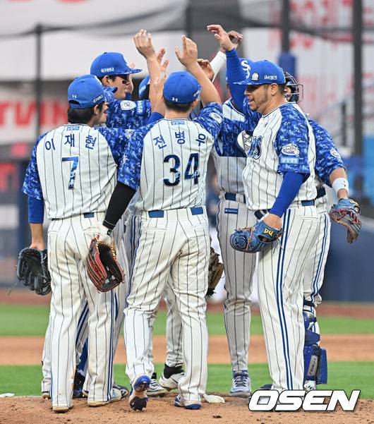 [OSEN=대구, 이석우 기자] 8일 대구삼성라이온즈파크에서 2025 신한 SOL 뱅크 KBO 리그 삼성 라이온즈와 NC 다이노스의 경기가 열렸다. 홈팀 삼성은 후라도가, 방문팀 NC는 신영우가 선발 출전했다. 삼성 라이온즈 선발 투수 후라도가 NC 다이노스에 1-0 완봉승을 올리고 기쁨을 나누고 있다. 2025.06.08 / foto0307@osen.co.kr