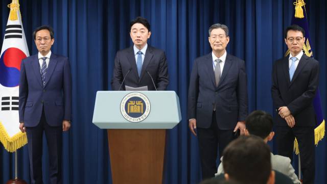 ▲강훈식 대통령 비서실장이 8일 용산 대통령실에서 정무,홍보,민정 수석 인선을 발표하고 있다. 왼쪽부터 우상호 정무수석, 강 비서실장, 오광수 민정수석, 이규연 홍보소통수석. ⓒ연합뉴스