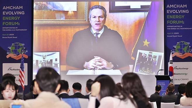 지난달 18일 서울 용산구 그랜드 하얏트 서울에서 열린 암참 에너지 혁신 포럼에서 마이크 던리비 알래스카 주지사가 영상으로 환영사를 하고 있다.