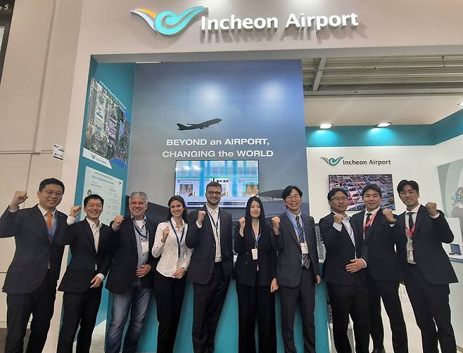 2일부터 5일까지 독일 뮌헨에서 열린 ‘에어카고 유럽 2025’에 참가한 인천국제공항공사를 포함한 인천공항 입주기업 관계자들이 기념촬영을 하고 있다.