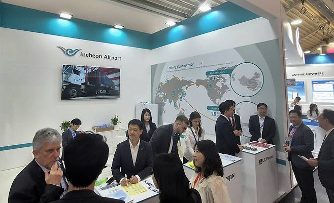 에어카고 유럽에 설치된 인천공항관이 외국 항공사 관계자들로 북적이고 있다.
