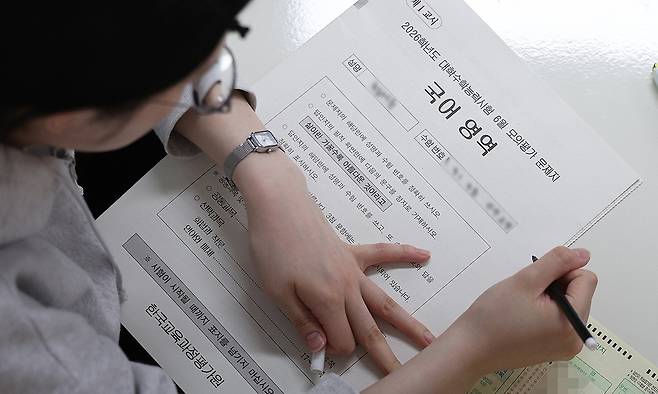 2026학년도 대학수학능력시험 전국연합학력평가(모의평가)가 실시된 지난 4일 대구의 한 고등학교에서 고3 수험생들이 시험 준비를 하고 있다. 연합뉴스